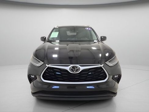 Used 2021 Toyota Highlander XLE AWD/4WD image 2