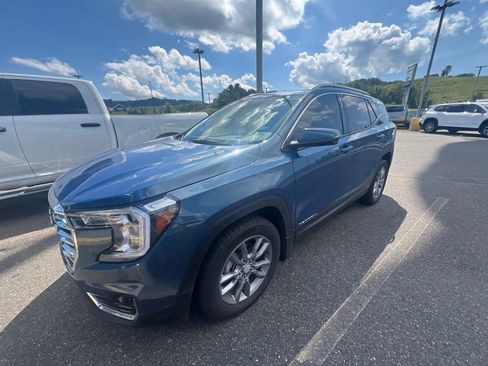 Used 2024 GMC Terrain SLT AWD/4WD image 14