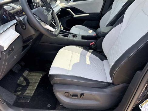New 2026 Volkswagen Tiguan SE FWD image 14