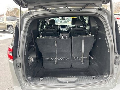 Used 2025 Chrysler Pacifica Select image 8