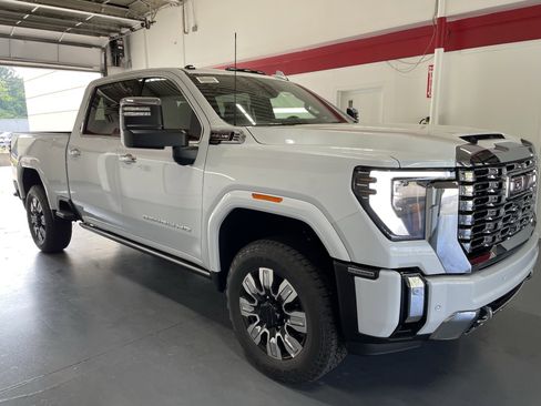 New 2026 GMC Sierra 2500 Denali w/ Denali Reserve Package AWD/4WD image 3
