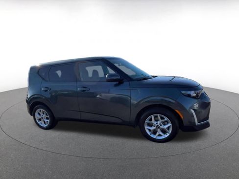 Used 2025 Kia Soul LX w/ LX Technology Package FWD image 2
