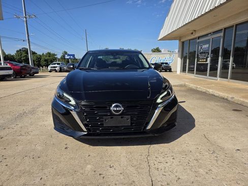 Used 2024 Nissan Altima 2.5 SV FWD image 2