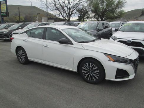 Used 2025 Nissan Altima 2.5 SV image 1