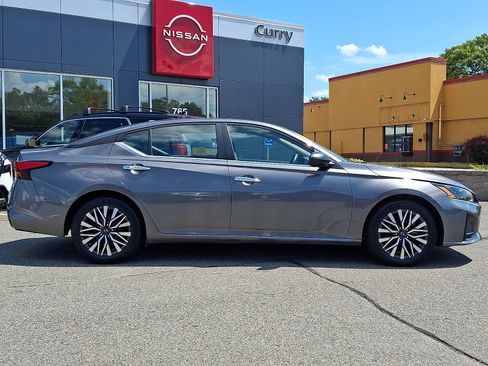 Used 2025 Nissan Altima 2.5 SV FWD image 8
