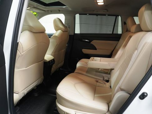 Certified 2023 Toyota Highlander XLE image 14