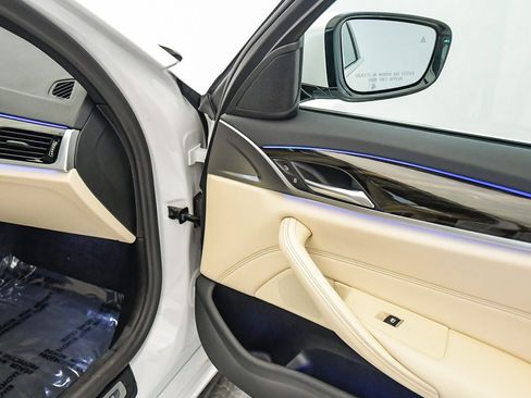 Certified 2023 BMW 530e w/ Convenience Package image 20