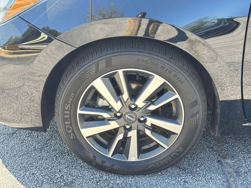 Used 2025 Nissan Versa SV FWD image 30