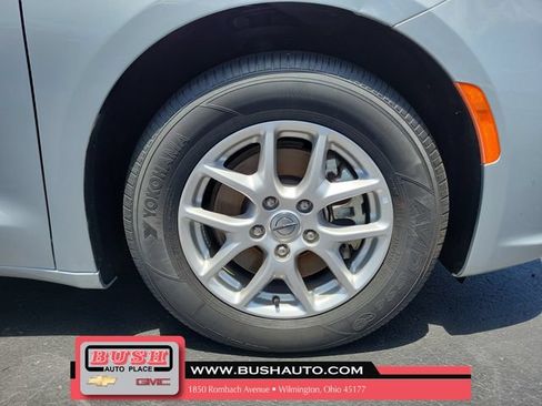 Used 2024 Chrysler Pacifica Touring-L FWD image 5