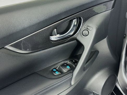 Used 2018 Nissan Rogue SV image 17