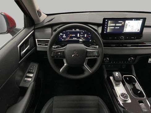 New 2025 Mitsubishi Outlander SE image 13
