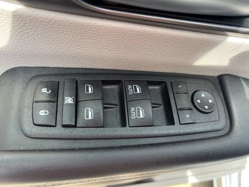 Used 2024 Chrysler Pacifica Touring-L FWD image 23