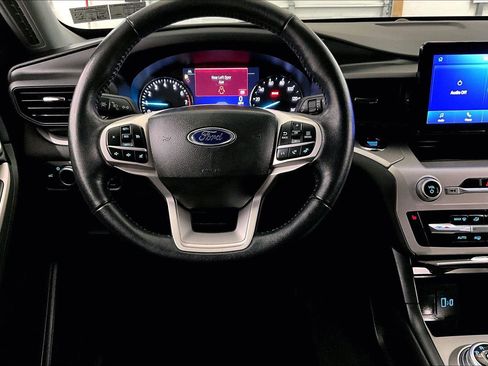 Used 2022 Ford Explorer XLT image 6