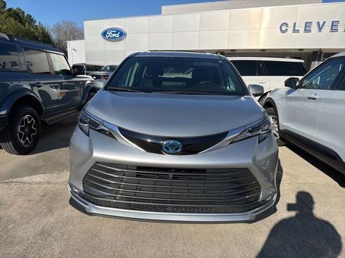 Used 2024 Toyota Sienna Platinum image 31