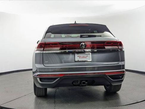 Used 2024 Volkswagen Atlas Cross Sport SE w/ Panoramic Sunroof Package FWD image 7