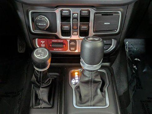 Certified 2025 Jeep Wrangler Unlimited Rubicon AWD/4WD image 19