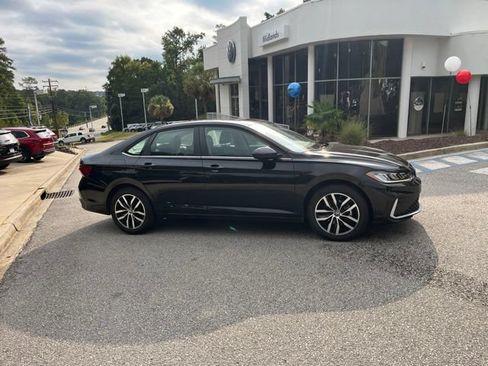 Used 2025 Volkswagen Jetta SE FWD image 2