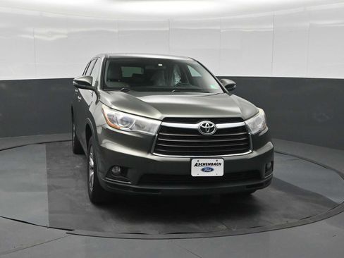 Used 2016 Toyota Highlander Plus FWD image 3