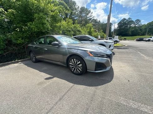 Used 2024 Nissan Altima 2.5 SV FWD image 3
