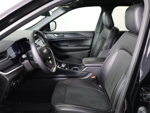 Used 2025 Jeep Grand Cherokee Altitude RWD image 14