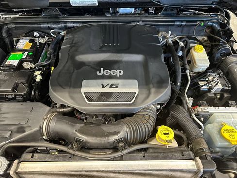 Used 2016 Jeep Wrangler Unlimited Sahara w/ Connectivity Group AWD/4WD image 9