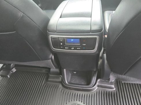 Used 2019 Toyota Highlander XLE AWD/4WD image 14