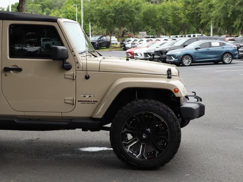 Used 2016 Jeep Wrangler Unlimited Sahara w/ Dual Top Group AWD/4WD image 11