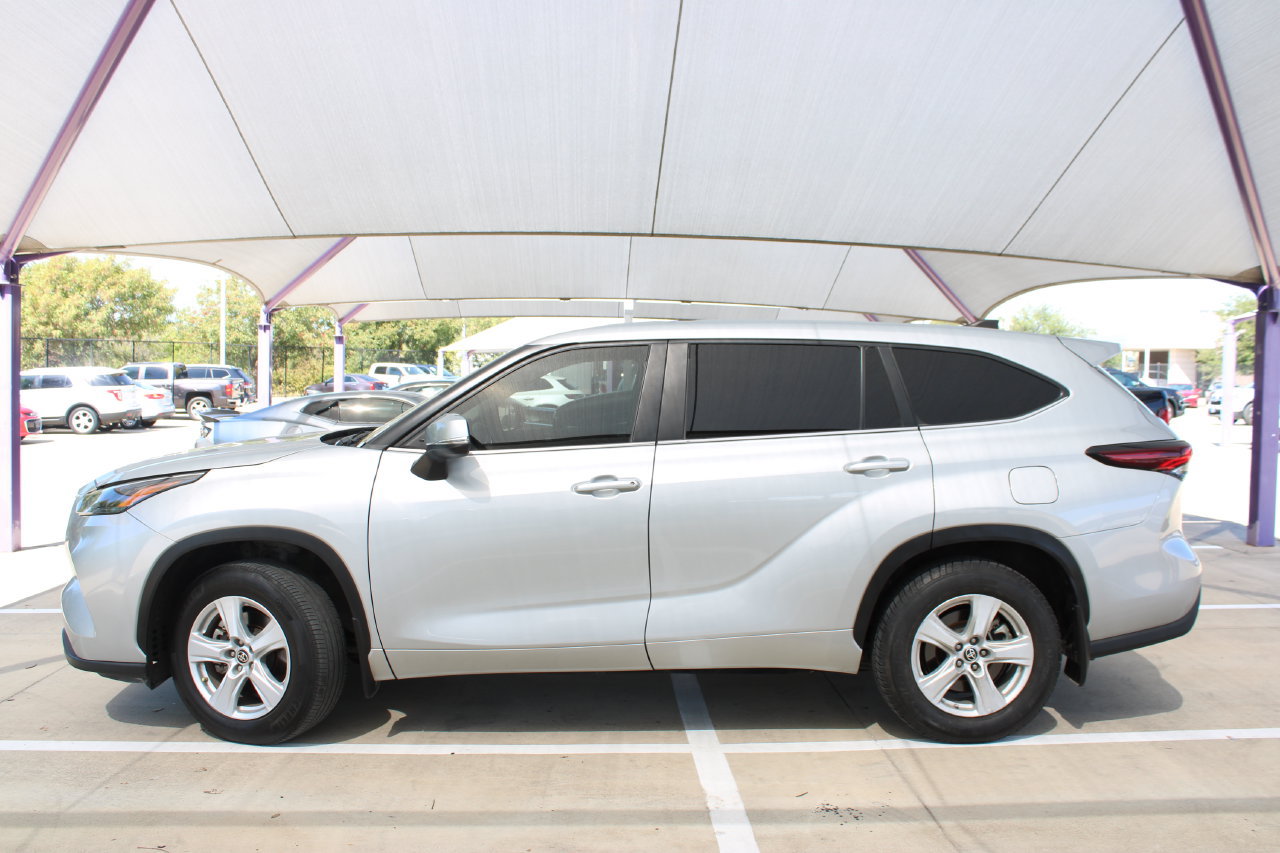 Used 2024 Toyota Highlander LE AWD/4WD image 2