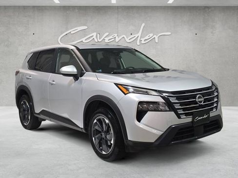 Used 2024 Nissan Rogue SV FWD image 2