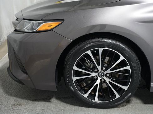 Used 2018 Toyota Camry SE w/ Convenience Package FWD image 5