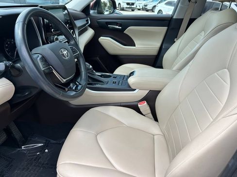 Used 2021 Toyota Highlander XLE AWD/4WD image 11