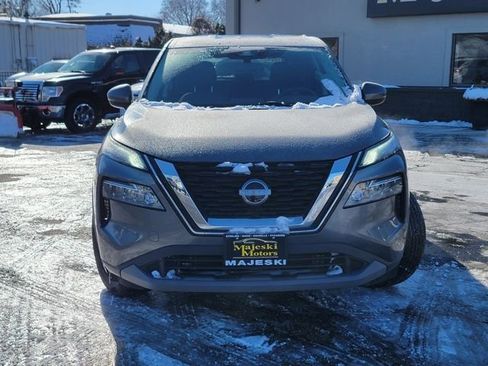 Used 2022 Nissan Rogue SV image 2