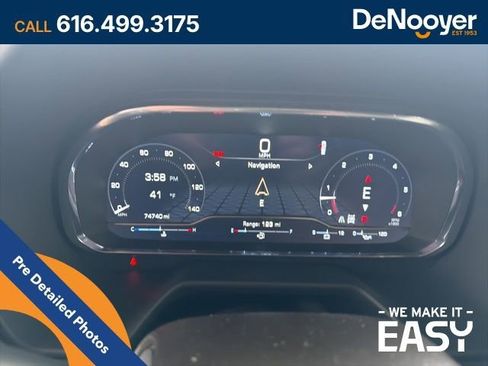 Used 2022 GMC Yukon XL SLT w/ SLT Luxury Package image 13