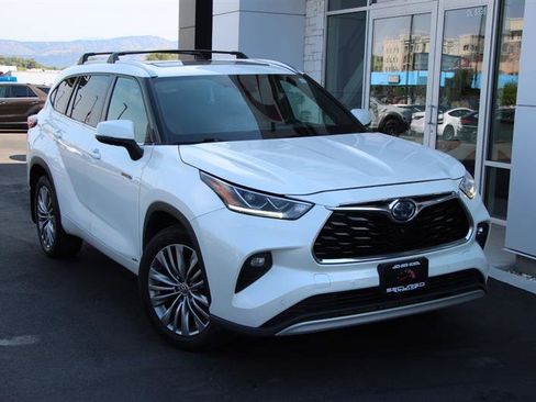 Used 2020 Toyota Highlander Platinum image 2