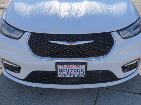 Used 2023 Chrysler Pacifica Limited image 2