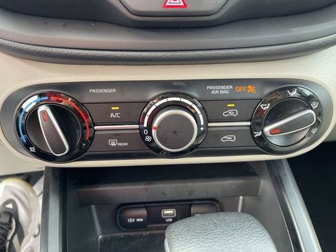 Used 2025 Kia Soul LX w/ LX Technology Package FWD image 18