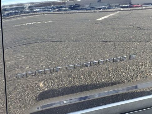 Used 2024 Jeep Grand Cherokee Limited w/ Black Appearance Package image 32