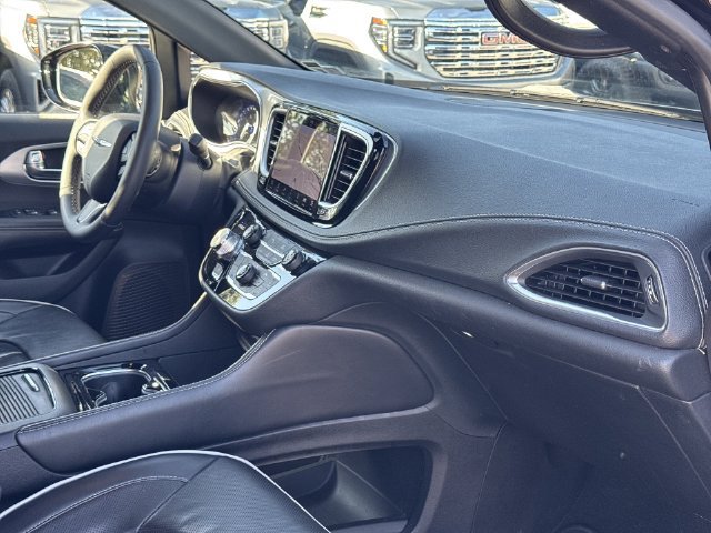 Used 2025 Chrysler Pacifica Limited FWD image 29