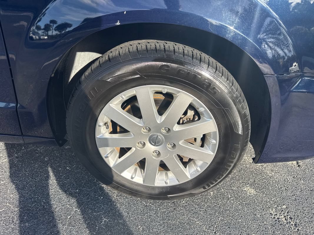 Used 2014 Chrysler Town & Country Touring FWD image 19
