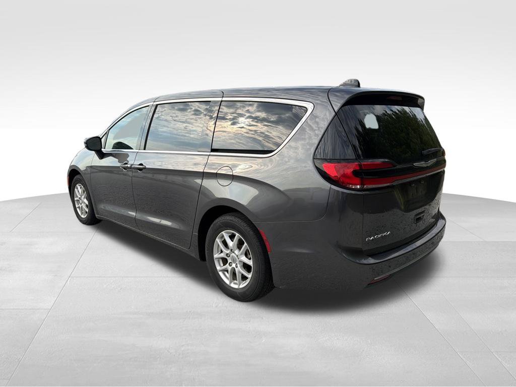 Used 2023 Chrysler Pacifica Touring-L FWD image 6