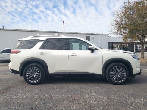 Used 2024 Nissan Pathfinder SL w/ SL Premium Package image 3