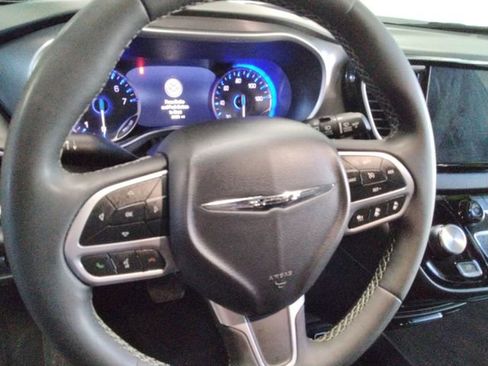 Used 2025 Chrysler Pacifica Select image 26