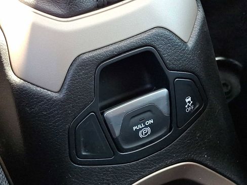 Used 2017 Jeep Renegade Latitude AWD/4WD image 25
