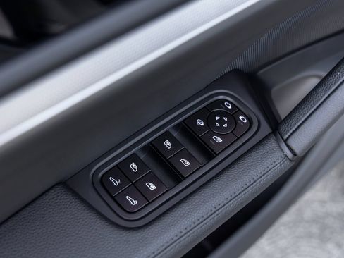 Certified 2025 Porsche Cayenne AWD/4WD image 23