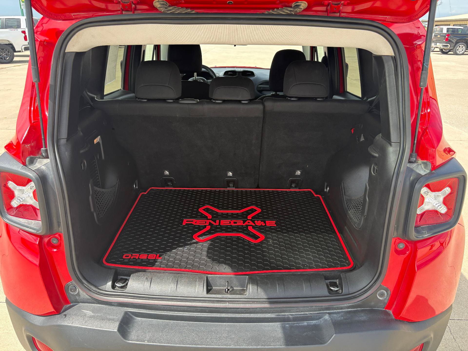 Used 2019 Jeep Renegade Latitude AWD/4WD image 12