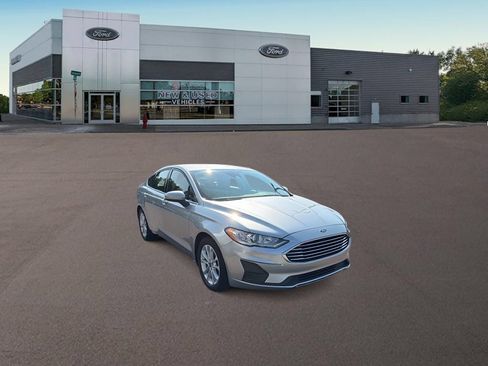 Used 2020 Ford Fusion SE FWD image 2