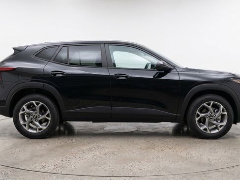 Used 2025 Chevrolet Trax LT w/ LT Convenience Package FWD image 11