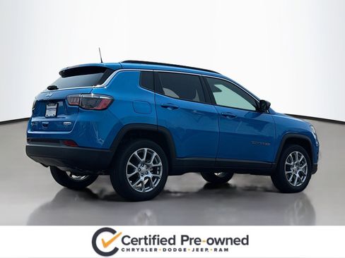Used 2024 Jeep Compass Latitude AWD/4WD image 2