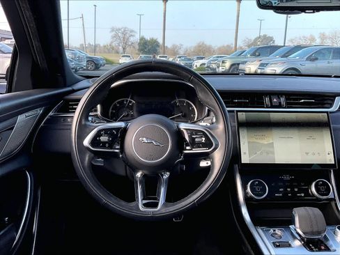 Used 2022 Jaguar XF SE image 6