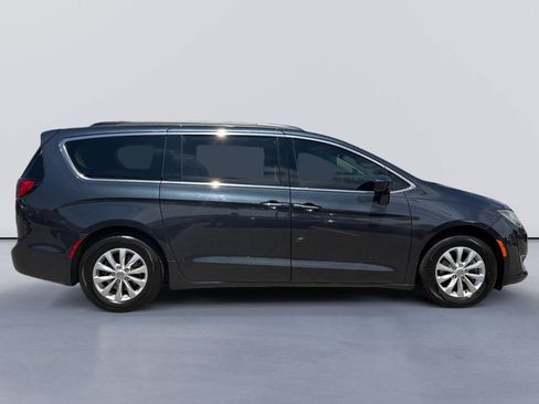 Used 2019 Chrysler Pacifica Touring Plus w/ Cold Weather Group FWD image 2
